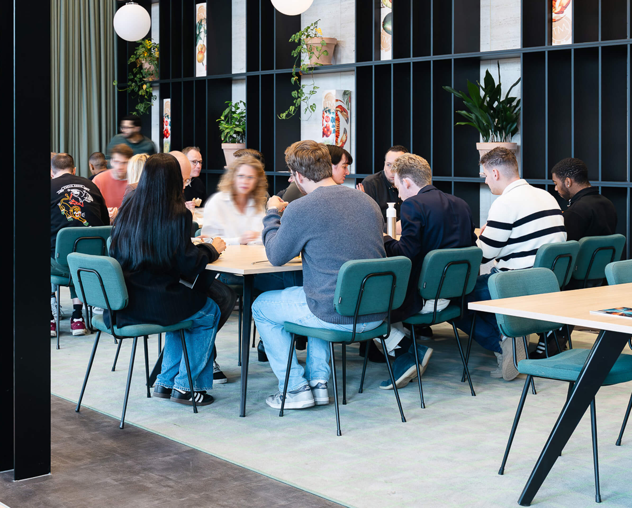 Het Louvels-kantoor in Rotterdam, met het team achter de schermen.