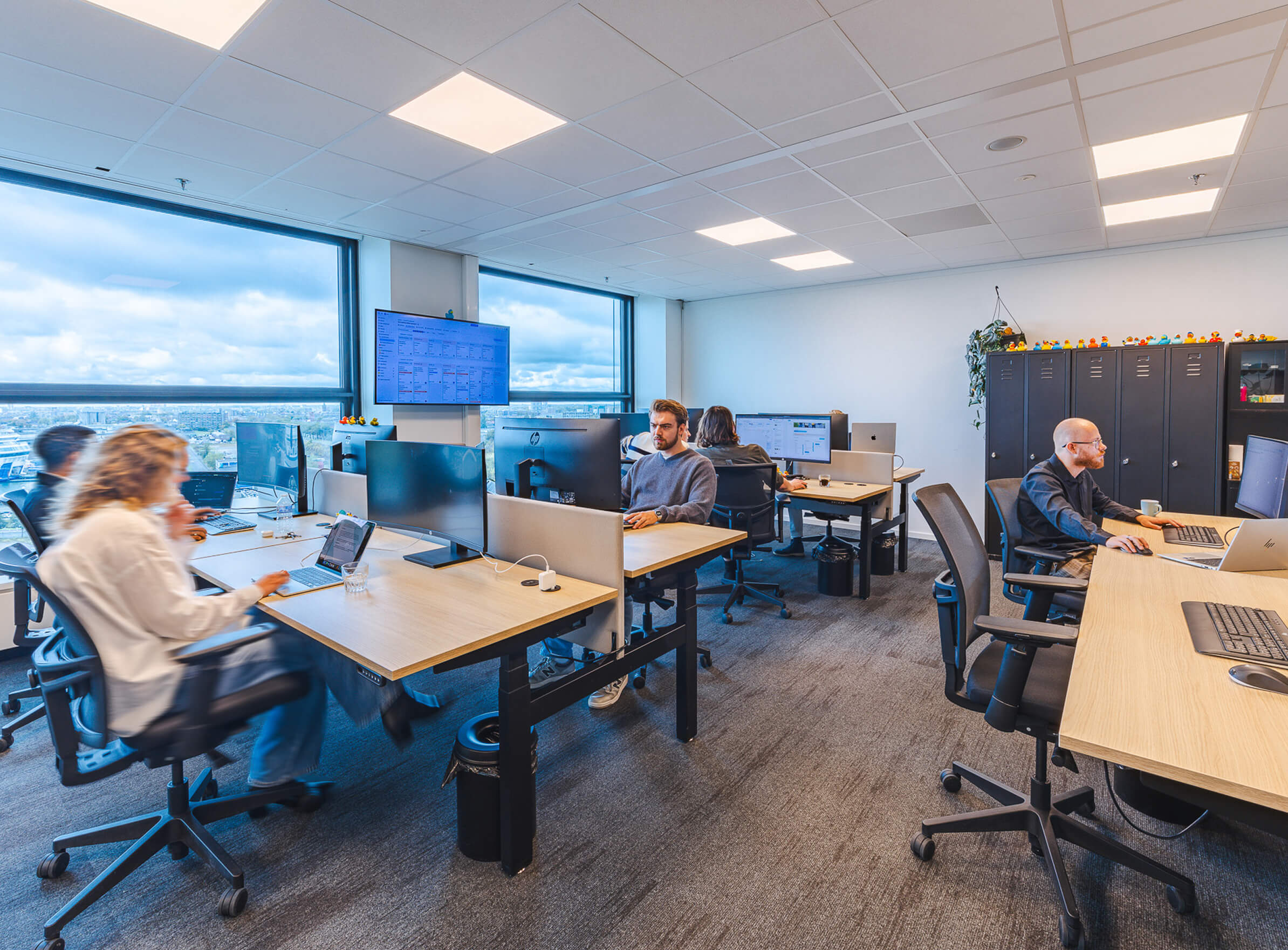 Het Louvels-kantoor in Rotterdam, met het team achter de schermen.